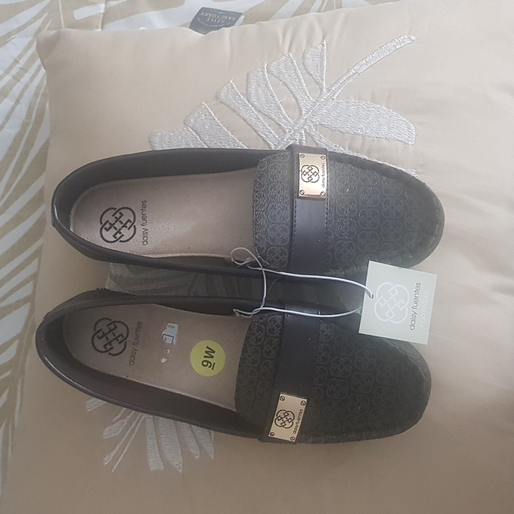 Daisy Fuentes Flat Shoes Memory Foam size 9W color Brown